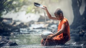 achtsamkeit lernen mit Buddhismus. Achtsamer Junge mit Wasserspiel
