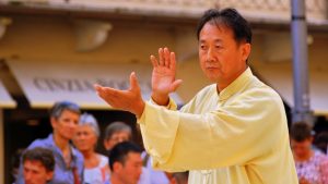 Tai Chi Lehrer führt TaiChi Übungen vor.